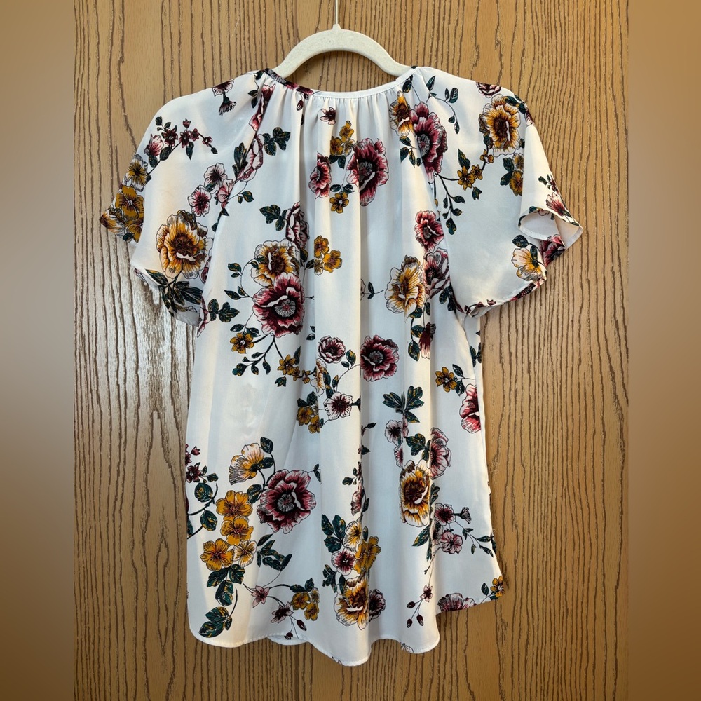 Maurices Floral Top w Flutter Sleeves - Picture 2 of 9